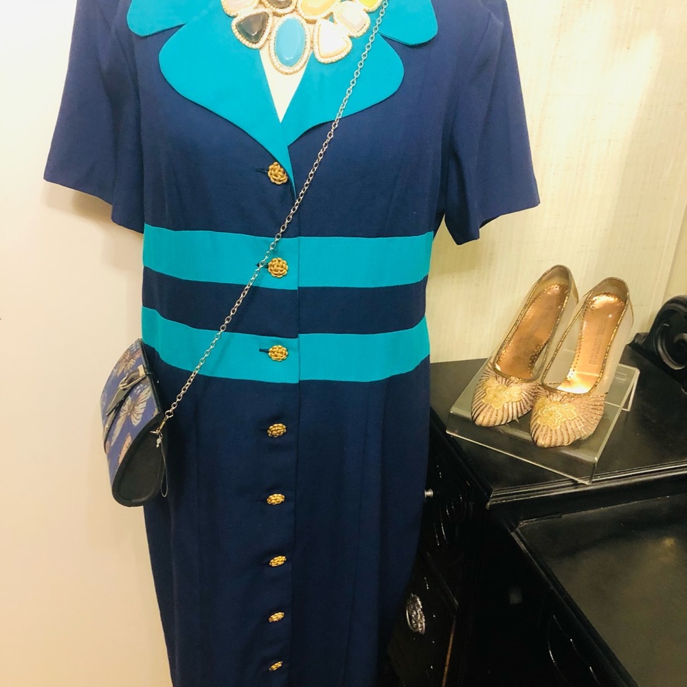 Vintage Periwinkle TwoTone Button Front Dress
16 small please see measurements